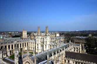 O All Souls College, en Oxford, fundado por Enrique IV de Inglaterra e Henry Chichele, arcebispo de Canterbury, no ano 1438.