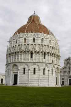 Baptisterio, en Pisa, construído entre 1153-1265. (procedente de AICT, Allan T. Kohl)
