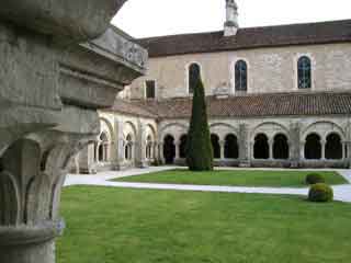Claustro da abadía de Fontenay, da orden cisterciense, en Bourgogne, Francia, construida en 1118 por San Bernardo