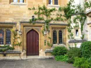 Porta de madeira no Magdalen College, en Oxford, fundado no ano 1448 por William of Waynflete, bispo de Winchester, có nome de Magdalen Hall