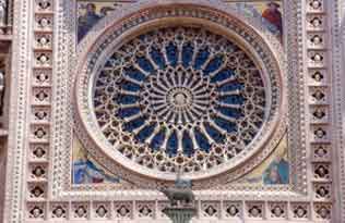 Detalle da fachada principal da catedral de Orvieto, en Italia