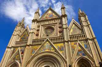 Fachada occidental da catedral de Orvieto, obra de Lorenzo Maitani. comezada no ano 1290