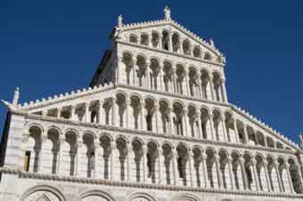 Vista parcial da fachada principal da catedral de Pisa, obra do Maestro Buschetos, comezada a construír en 1122