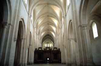 Interior da capela da Abadía de Pontigny, da orden cisterciense, comezada a construír cara ao 1140