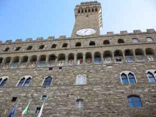 O Palazzo Vecchio, de Florencia, en Italia, atópase na Praza da Señoría, e no seu interior acolle un museo no que se expoñen obras de Bronzino, Miguel Ángel e Giorgio Vasari