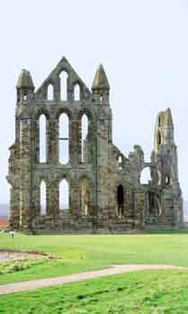 Restos da Abadía benedictina de Whitby, en North Yorkshire, Inglaterra, fundada no ano 657