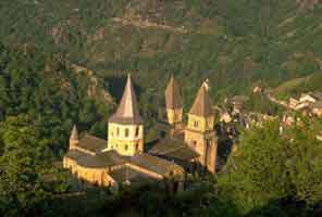 Iglesia de la Abdía de la Santa Fe, de Conques, en Francia, construida a partir del 1050 (procedente de AICT, Allan T. Kohl)