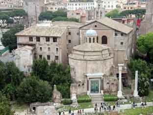 La basílica de Rómulo y el templum sacrum urbis, situados en la Vía Sacra, en el Foro romano, fueron convertidos por el Papa Felix IV hacia el año 527 en la Iglesia de los Santos Cosme y Damian.