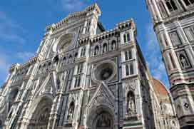 La catedral de Florencia, con la torre del campanario a la derecha