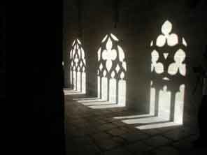 Juego de luces y sombras en el claustro de un convento medieval