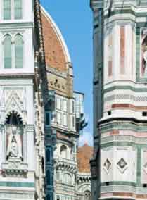 El campanile de la catedral de Florencia, obra de Giotto, quien comenzó su construcción en 1334, que sería terminada postriormente por Francesco Talenti