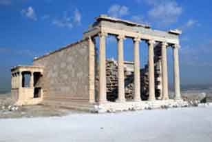 Vista del Erecteión, en la Acrópolis ateniense