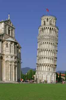 La Torre inclinada de Pisa, que es el campanario de la catedral, comenzó a construirse en 1173, segun diseño atribuido a Guglielmo y Bonanno Pisano. La torre alcanza una altura de 55,7 metros, con 294 escalones.