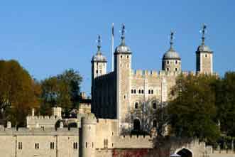 William el conquistador ordenó construir la Torre de Londres en 1078 con piedra de Caen, importada expresamente de Francia, siendo dirigida la construcción por el arquitecto Gundulf, obispo de Rochester.