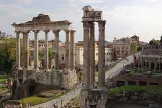 Foro de la antigua Roma, con las columnas del templo de Saturno en primer plano